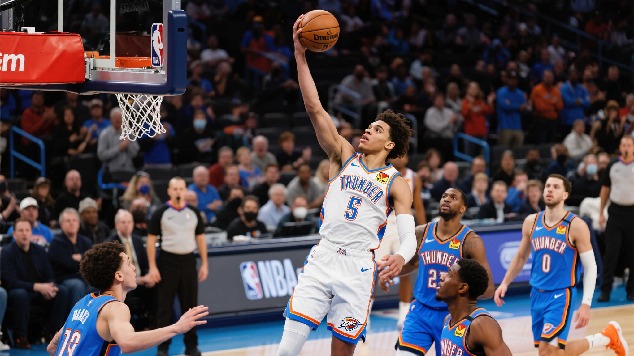 雷霆队在最近的比赛中凭借团队协作和个人能力的出色表